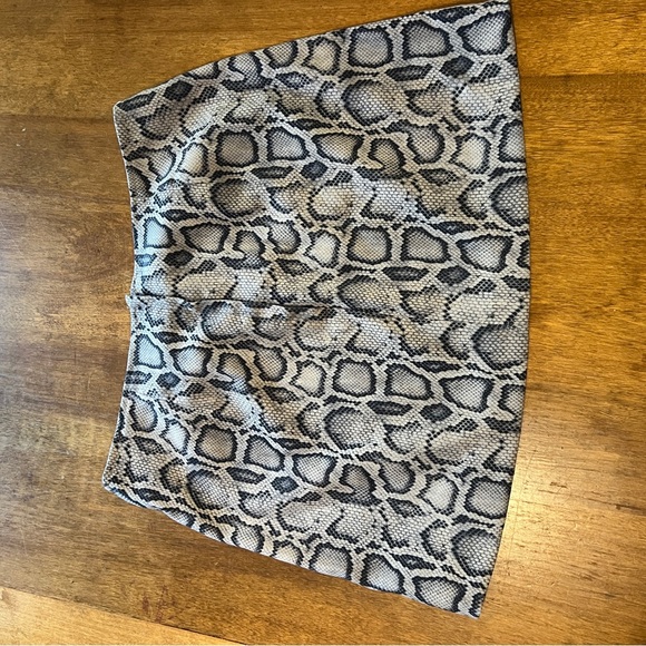 Vintage Snake Print Mini Skirt! Size 1 - Picture 2 of 7